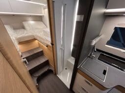 ADRIA SONIC PLUS 700 SL GARAGE LETTI GEMELLI GAMMA 2025 FARI LED E UCONNECT 10″ pieno