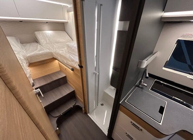 ADRIA SONIC PLUS 700 SL GARAGE LETTI GEMELLI GAMMA 2025 FARI LED E UCONNECT 10″ pieno