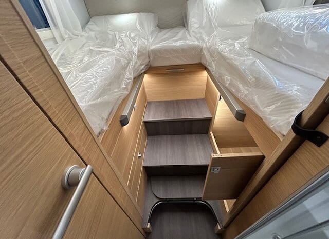 ADRIA SONIC PLUS 700 SL GARAGE LETTI GEMELLI GAMMA 2025 FARI LED E UCONNECT 10″ pieno