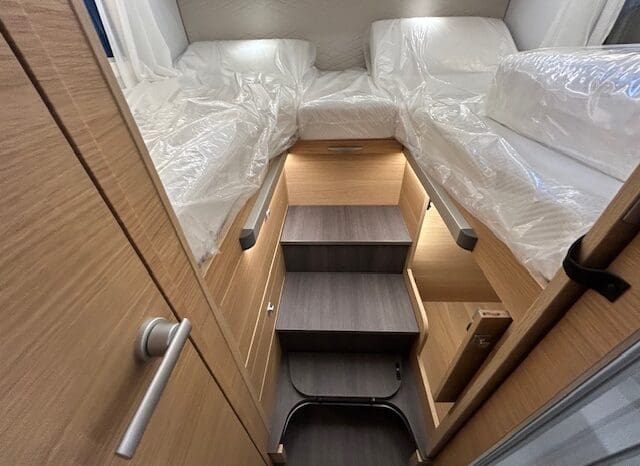 ADRIA SONIC PLUS 700 SL GARAGE LETTI GEMELLI GAMMA 2025 FARI LED E UCONNECT 10″ pieno