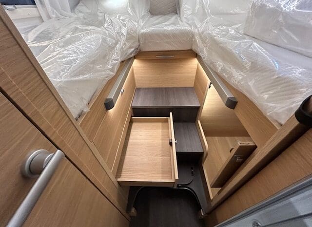 ADRIA SONIC PLUS 700 SL GARAGE LETTI GEMELLI GAMMA 2025 FARI LED E UCONNECT 10″ pieno