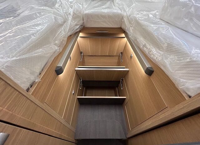 ADRIA SONIC PLUS 700 SL GARAGE LETTI GEMELLI GAMMA 2025 FARI LED E UCONNECT 10″ pieno