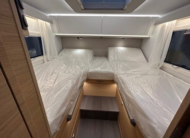 ADRIA SONIC PLUS 700 SL GARAGE LETTI GEMELLI GAMMA 2025 FARI LED E UCONNECT 10″ pieno