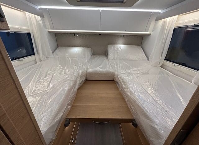 ADRIA SONIC PLUS 700 SL GARAGE LETTI GEMELLI GAMMA 2025 FARI LED E UCONNECT 10″ pieno