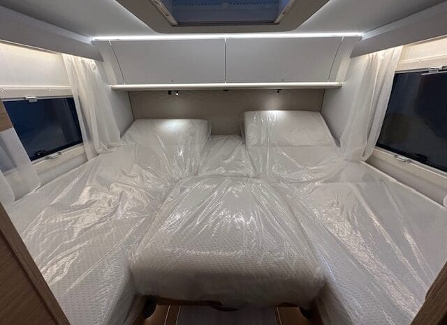 ADRIA SONIC PLUS 700 SL GARAGE LETTI GEMELLI GAMMA 2025 FARI LED E UCONNECT 10″ pieno