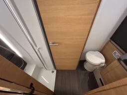 ADRIA SONIC PLUS 700 SL GARAGE LETTI GEMELLI GAMMA 2025 FARI LED E UCONNECT 10″ pieno