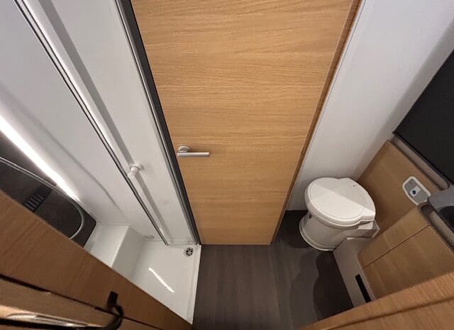 ADRIA SONIC PLUS 700 SL GARAGE LETTI GEMELLI GAMMA 2025 FARI LED E UCONNECT 10″ pieno