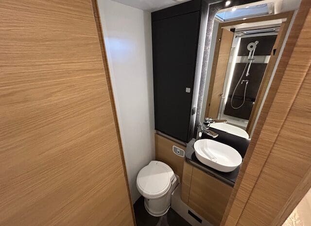 ADRIA SONIC PLUS 700 SL GARAGE LETTI GEMELLI GAMMA 2025 FARI LED E UCONNECT 10″ pieno