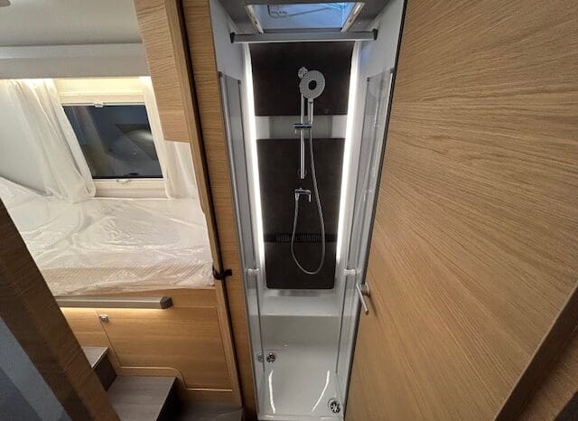 ADRIA SONIC PLUS 700 SL GARAGE LETTI GEMELLI GAMMA 2025 FARI LED E UCONNECT 10″ pieno