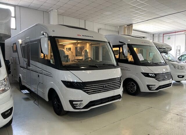 ADRIA SONIC PLUS 700 SL GARAGE LETTI GEMELLI GAMMA 2025 FARI LED E UCONNECT 10″ pieno