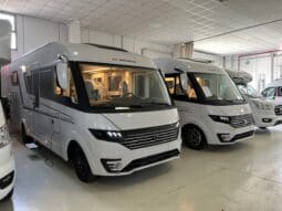 ADRIA SONIC PLUS 700 SL GARAGE LETTI GEMELLI GAMMA 2025 FARI LED E UCONNECT 10″ pieno