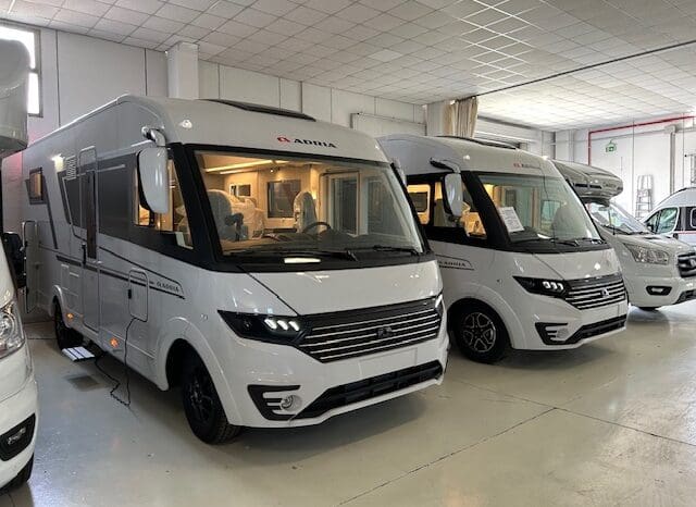 ADRIA SONIC PLUS 700 SL GARAGE LETTI GEMELLI GAMMA 2025 FARI LED E UCONNECT 10″ pieno