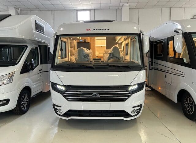 ADRIA SONIC PLUS 700 SL GARAGE LETTI GEMELLI GAMMA 2025 FARI LED E UCONNECT 10″ pieno