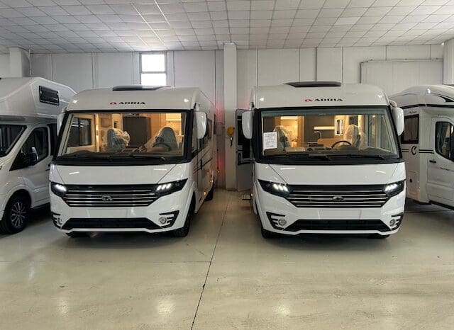 ADRIA SONIC PLUS 700 SL GARAGE LETTI GEMELLI GAMMA 2025 FARI LED E UCONNECT 10″ pieno