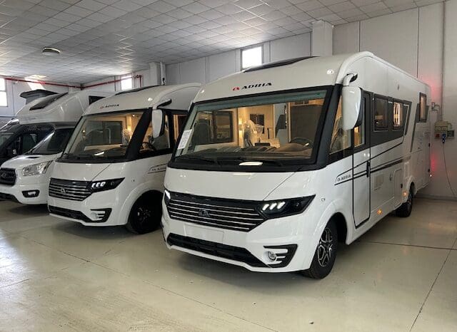 ADRIA SONIC PLUS 700 SL GARAGE LETTI GEMELLI GAMMA 2025 FARI LED E UCONNECT 10″ pieno