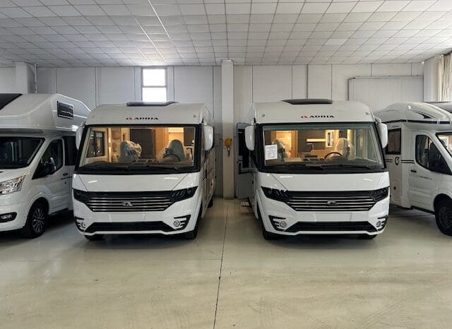 ADRIA SONIC PLUS 700 SL GARAGE LETTI GEMELLI GAMMA 2025 FARI LED E UCONNECT 10″ pieno