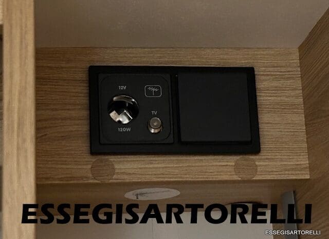 CHAUSSON NEW TITANIUM LINE 627 GARAGE E BASCULANTE 699 cm 165 CV POWER 2026 pieno