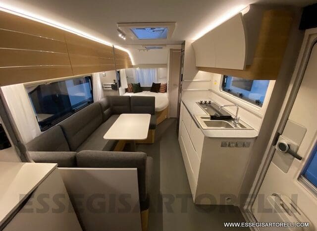 ADRIA ADORA 613 PK UNIPROPRIETARIO 7 POSTI VETRORESINA 1.750 KG 2024 pieno