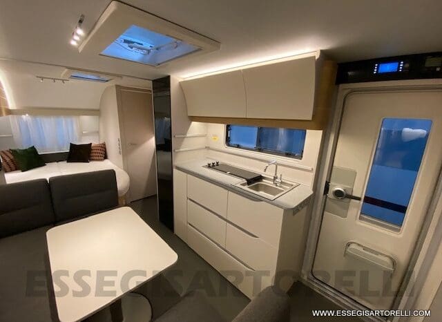 ADRIA ADORA 613 PK UNIPROPRIETARIO 7 POSTI VETRORESINA 1.750 KG 2024 pieno