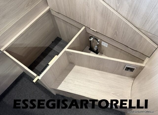 CHAUSSON FLASH 634 2018 SEMINTEGRALE BASCULANTE 5 POSTI KM 18.415 UNIPROPRIETARIO 636 CM pieno