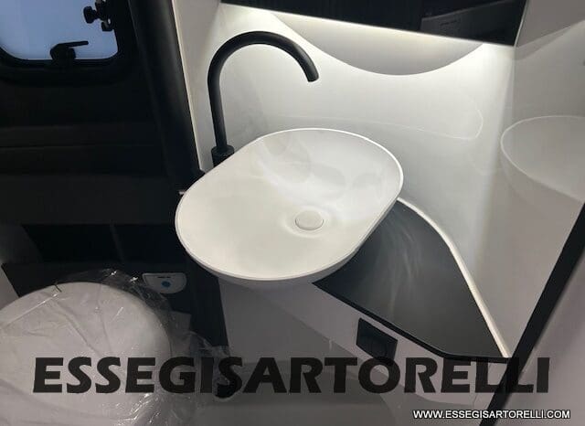 ADRIA TWIN 640 SGX SUPREME EDITION UNIPROPR. 08/2025 VAN 35H 7.900 km pieno