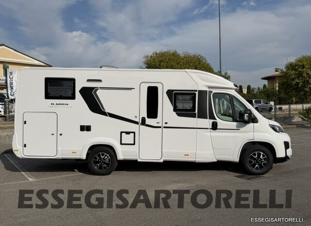 ADRIA NEW COMPACT DL SELECT 2027 LETTI GEMELLI E GARAGE 699 CM pieno