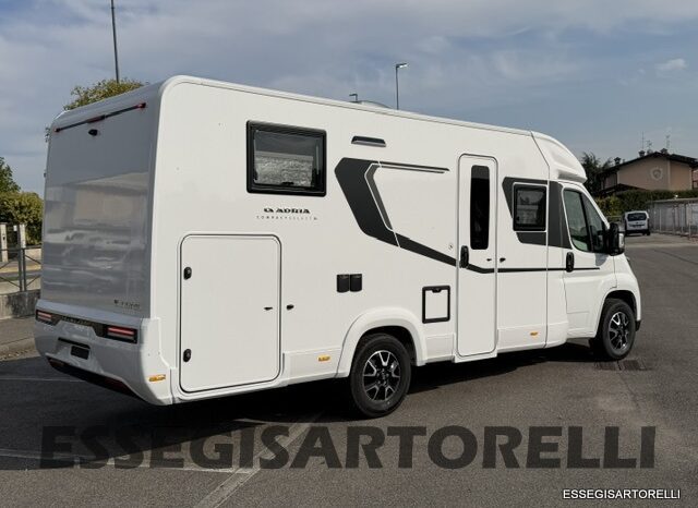 ADRIA NEW COMPACT DL SELECT 2027 LETTI GEMELLI E GARAGE 699 CM pieno