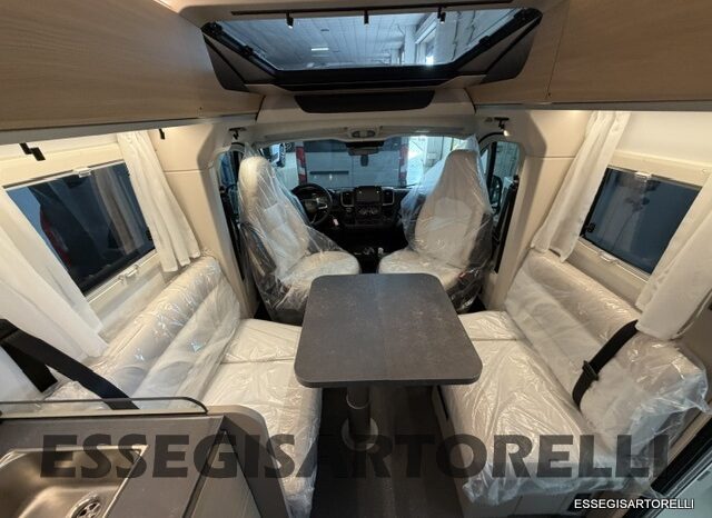ADRIA NEW COMPACT DL SELECT 2027 LETTI GEMELLI E GARAGE 699 CM pieno
